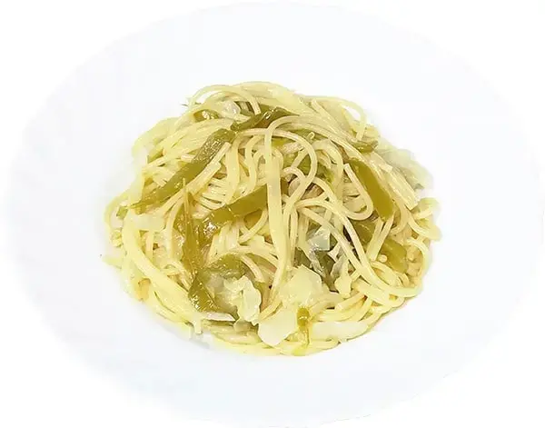 Espaguetis con col y pimiento verde