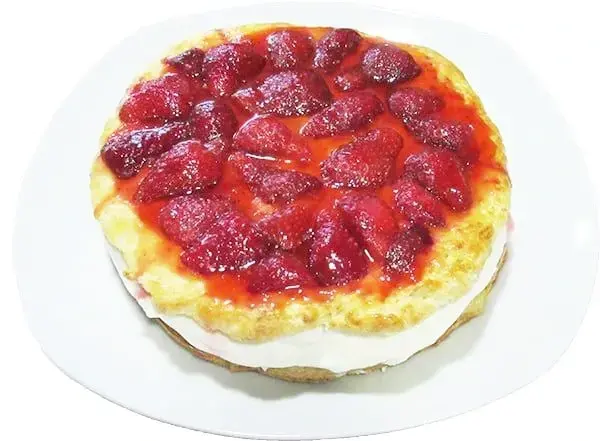 Receta de tarta de hojaldre con nata y fresas